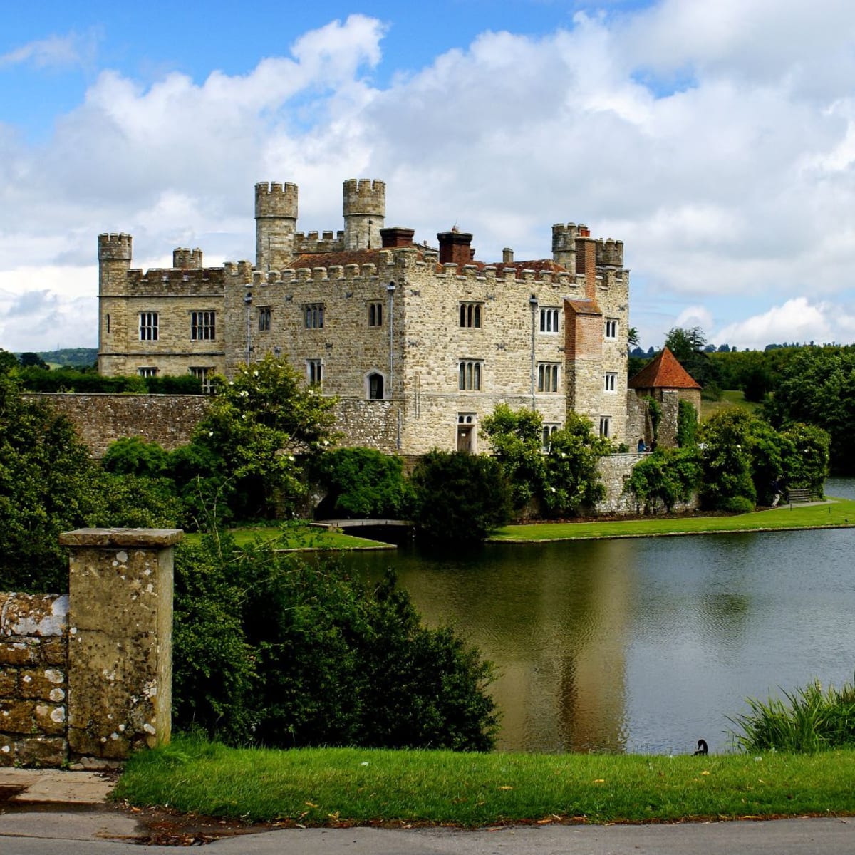 Private Day Trip to Beautiful Leeds Castle - Day tour in London