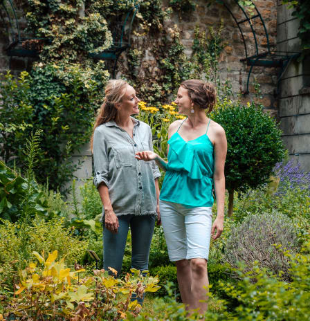 A local guide and tourist in a garden in Montmartre