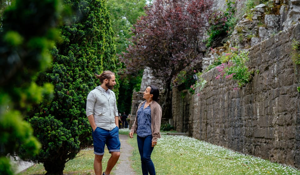 A local guide and a tourist in a park in Montmartre