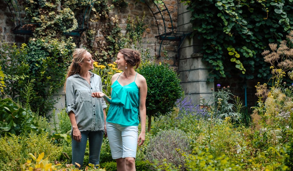 A local guide and tourist in a garden in Montmartre