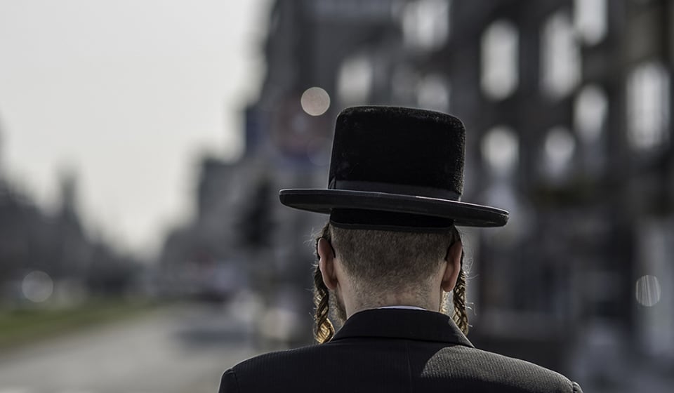 View from behind a Jewish man in a street of Antwerp