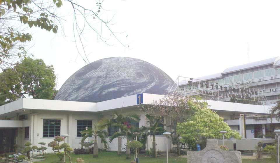 Shelter from the Sun in the Bangkok Planetarium