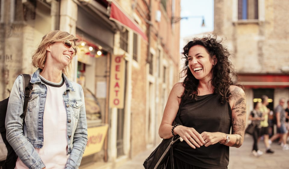 A local guide and a tourist laughing on the streets of Venice