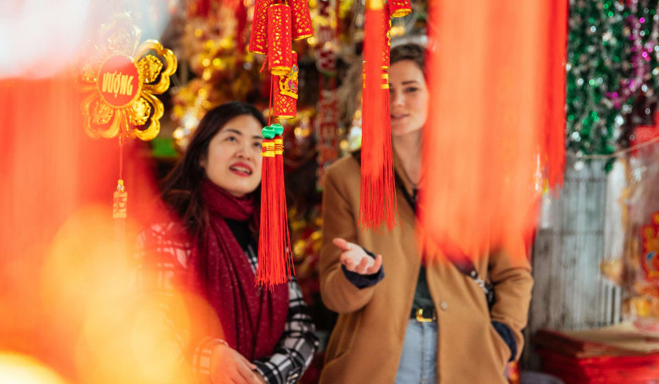 A local guide decorations to a tourist in the Cầu Giấy District