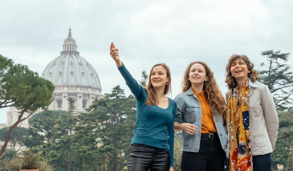 A group of tourists with the Vatican in the background