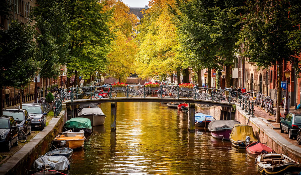 Go to the Nine Little Streets (De Negen Straatjes)