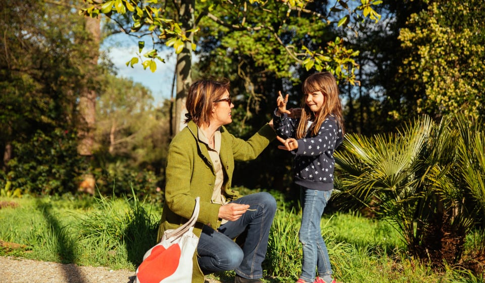 A mother with a child in a Botanic Garden
