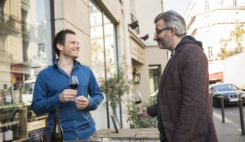 A local guide with a tourists tasting wine outside on the streets of Paris