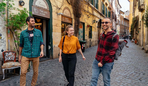 A local guide showing tourists the best parts of Rome