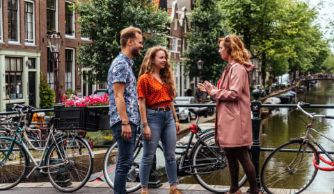 A local guide showing two tourists the Jordaan Neighbourhood in Amsterdam