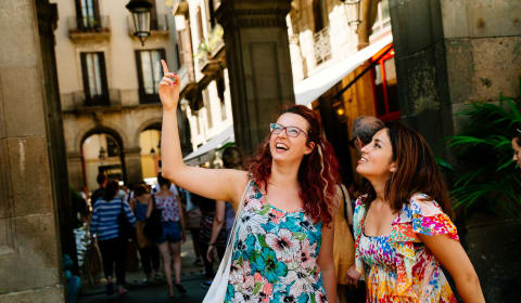 A local guide and a tourist on the streets of Barcelona