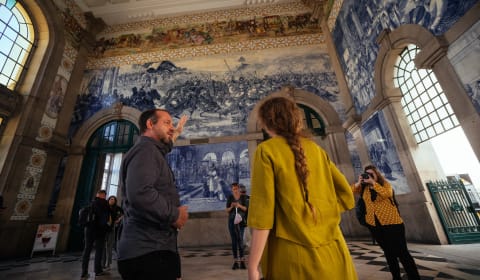 A local guide and a tourist in the waiting hall at the São Bento Station