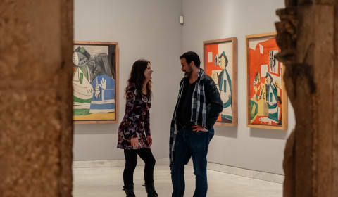 A local guide and a tourist on a Picasso tour in the Picasso museum in Barcelona