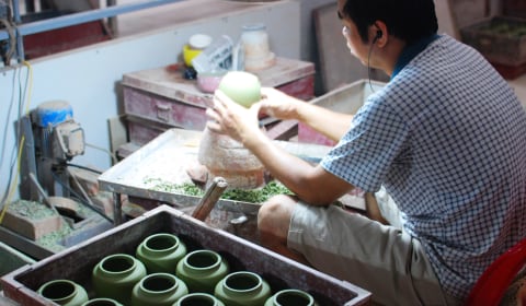 A guy making pots in the Tây Hồ District of Hanoi