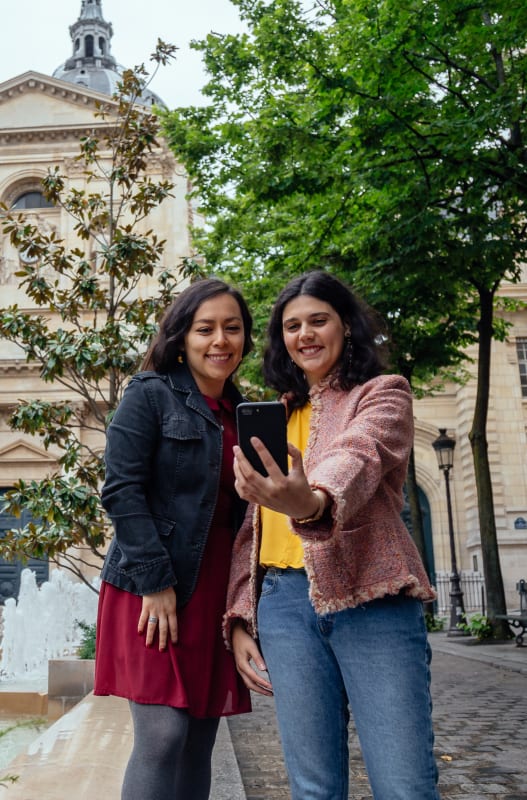 2 people making a selfie in front of a building