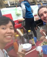 Vida nocturna en NT: Deliciosa comida callejera y un divertido tour en scooter