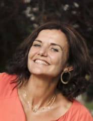 Esra - The Smiling Local