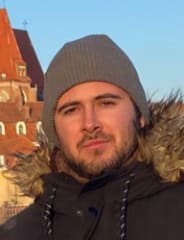 Jorge - History enthusiast and experienced tour guide.