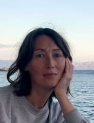 Anastasia - Curious Artist | Finds Beauty, Shares Stories, Misses Buses 