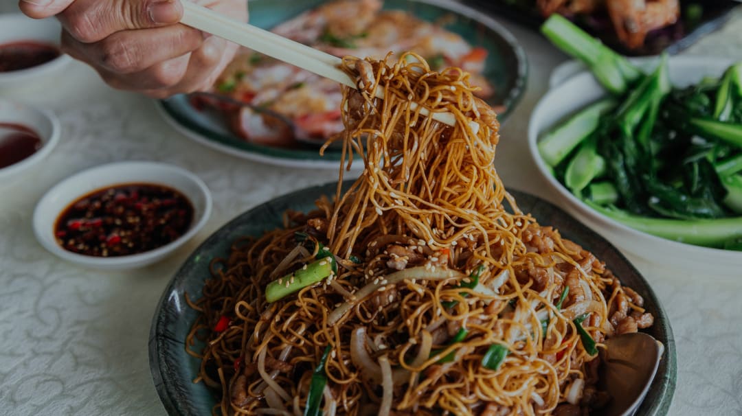 Hong Kong Fusion Street Food Tour Aromen Des Alten Neuen Hks Withlocals The dumplings are slightly chewy and soft and a bit translucent, a result of the wrapper being made from rice flour and tapioca starch. hong kong fusion street food tour