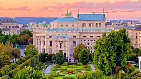 Gardens along Ringstrasse in Wien - 0f67e8e6dfac63a54dce115320b9e860