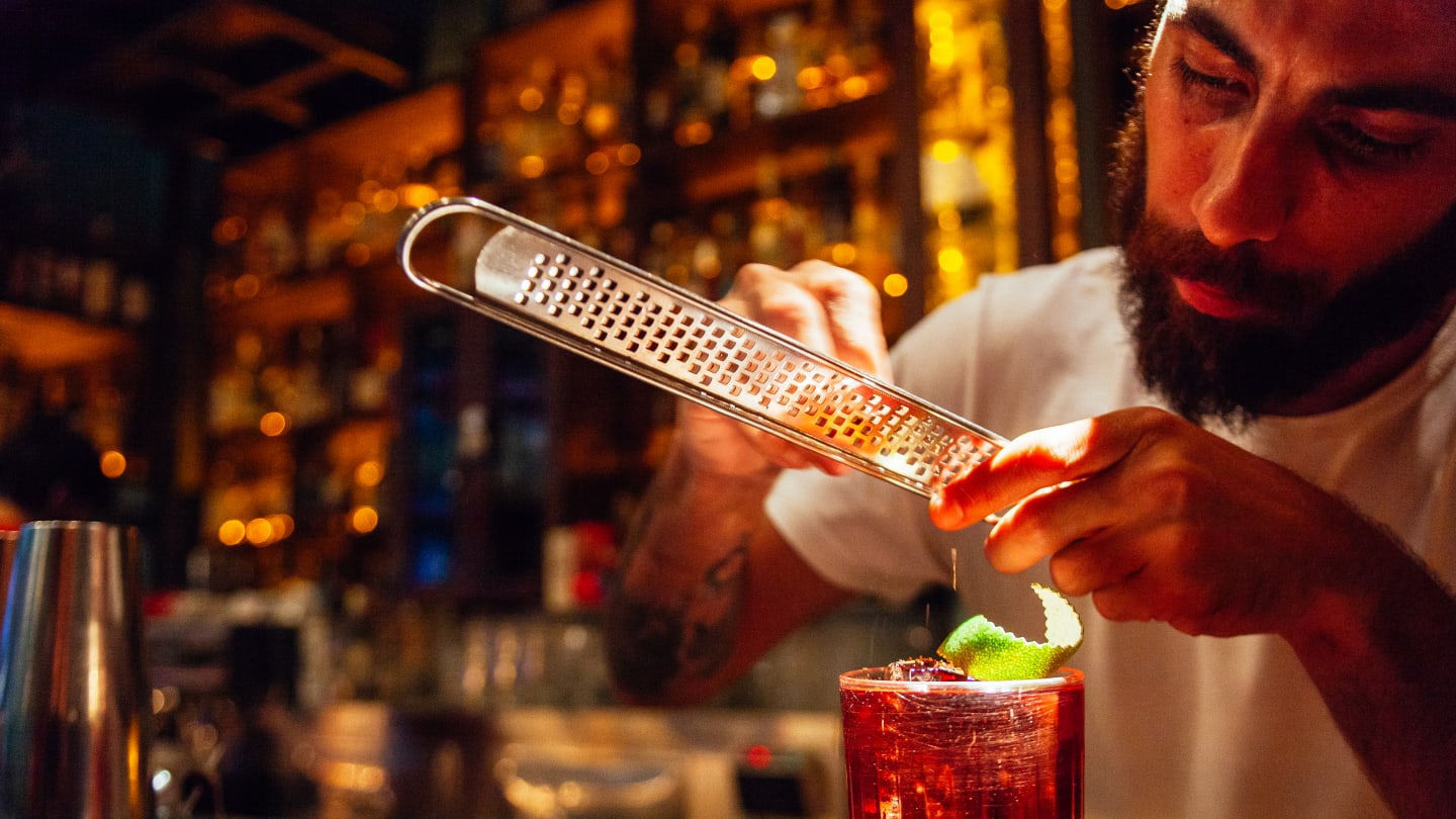 Tour della vita notturna greca: drink assaggi e bar Withlocals