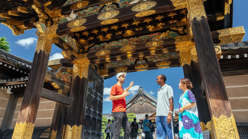Explore the Imperial Palace & Nijo Castle with a Local - Withlocals